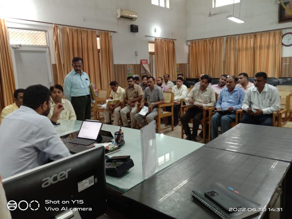 जिलाधिकारी की अध्यक्षता में संपन्न हुयी राजस्व विभाग के विभिन्न संवर्गो के पदाधिकारियों के साथ बैठक 2 111 85