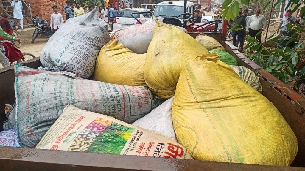 मुस्तकिम के धर्मकांटे से विस्फोटक से भरे ड्रम और बोरियां मिली 2 111 99