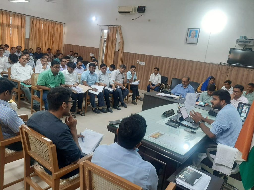 जिलाधिकारी की अध्यक्षता में संपन्न हुयी विभिन्न योजानाओ की बैठक 4 112 61