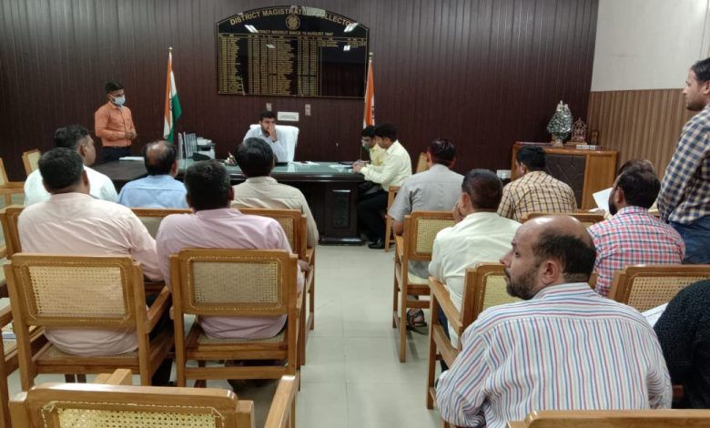 जिलाधिकारी की अध्यक्षता में संपन्न हुयी राजस्व विभाग के विभिन्न संवर्गो के पदाधिकारियों के साथ बैठक 1 112 64