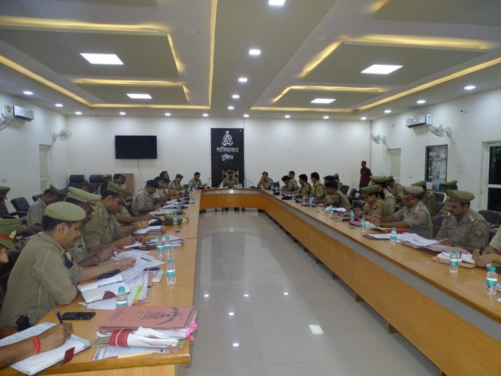 एसएसपी मुनिराज जी. द्वारा आगामी शुक्रवार को होने वाली नमाज को सकुशल संपन्न कराने के लिए बैठक कर अधिकारियो को आवश्यक दिशा निर्देश दिये गये 3 113 10