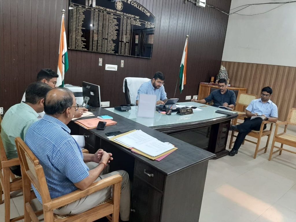 जिलाधिकारी की अध्यक्षता में संपन्न हुयी विभिन्न योजानाओ की बैठक 3 114 33