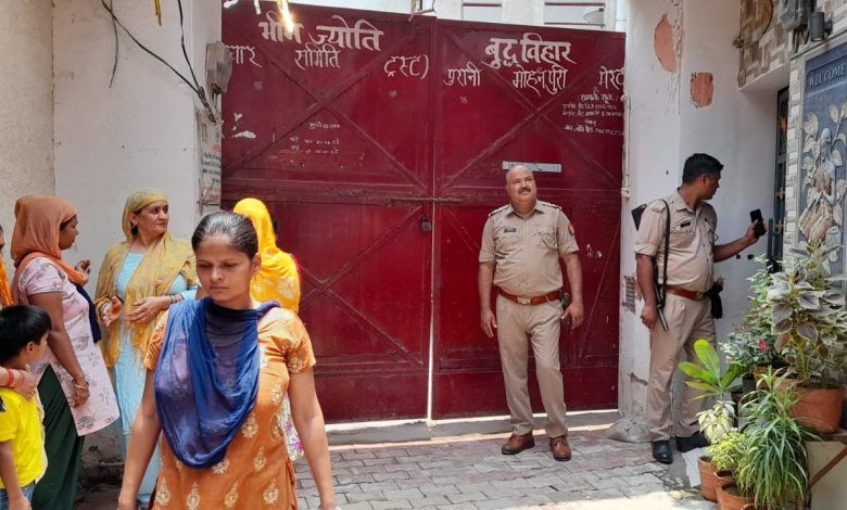 MAN KILLS WIFE ; wife used to suspects his illicit relations 1 aaa 10