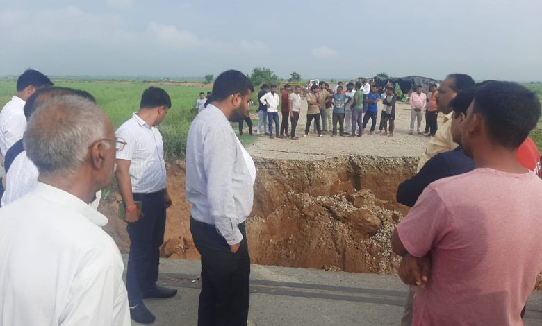 राज्य मार्ग-147 के जक्ंशन पर गंगा नदी के धारा परिवर्तन व यकाएक अधिक डिस्चार्ज आ जाने के कारण हो गया कटान 1 111 115