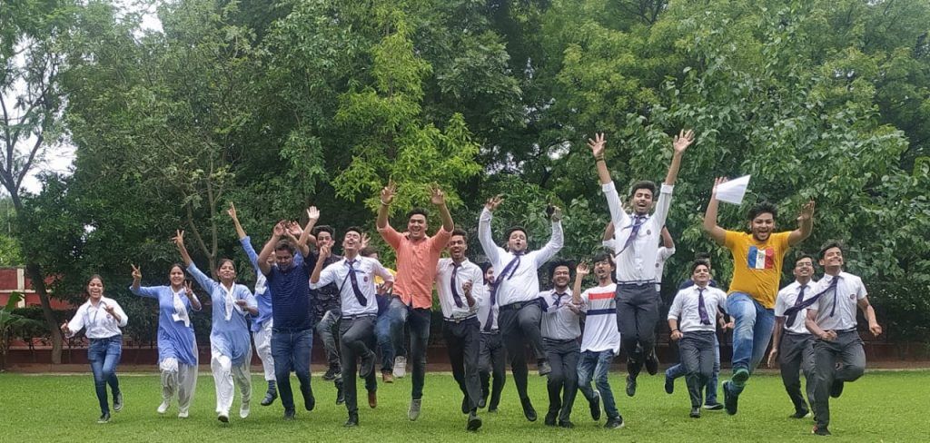 मेरठ पब्लिक स्कूल मेनविंग के छात्र पहुंचे सफलता के शिखर पर 2 111 83