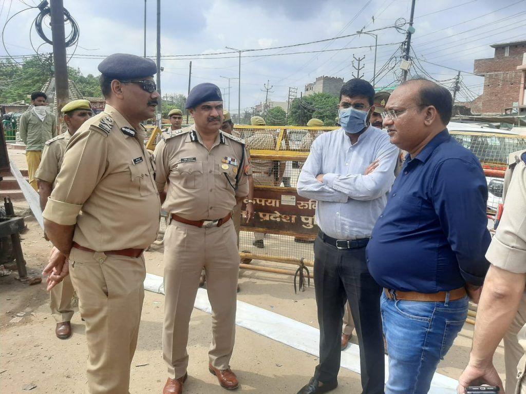 एडीजी, आईजी, जिलाधिकारी व एसएसपी ने किया जाकिर कालोनी का निरीक्षण 2 112