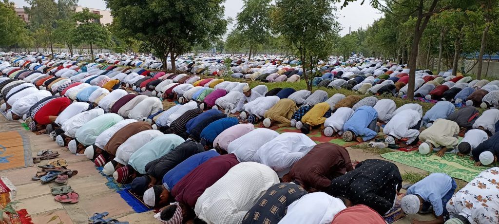 अकीदत से अदा की ईद-उल-अजहा की नमाज; मुल्क में अमन व शांति के लिए उठे हाथ 3 112 17