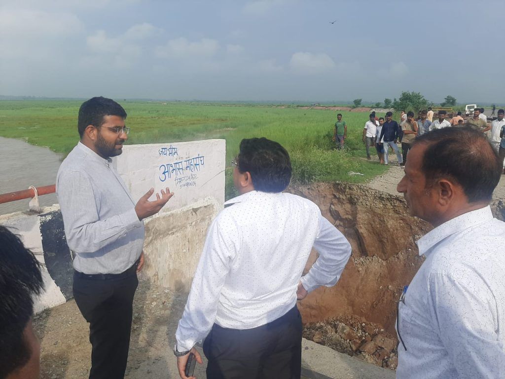 राज्य मार्ग-147 के जक्ंशन पर गंगा नदी के धारा परिवर्तन व यकाएक अधिक डिस्चार्ज आ जाने के कारण हो गया कटान 2 112 84