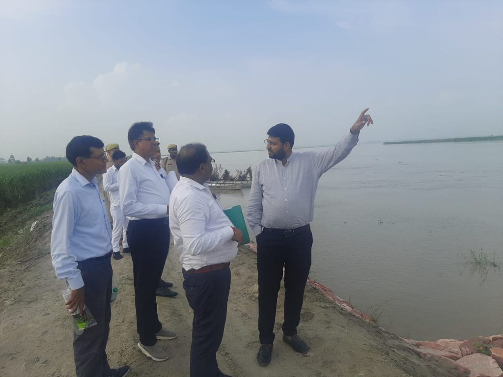 राज्य मार्ग-147 के जक्ंशन पर गंगा नदी के धारा परिवर्तन व यकाएक अधिक डिस्चार्ज आ जाने के कारण हो गया कटान 3 113 62