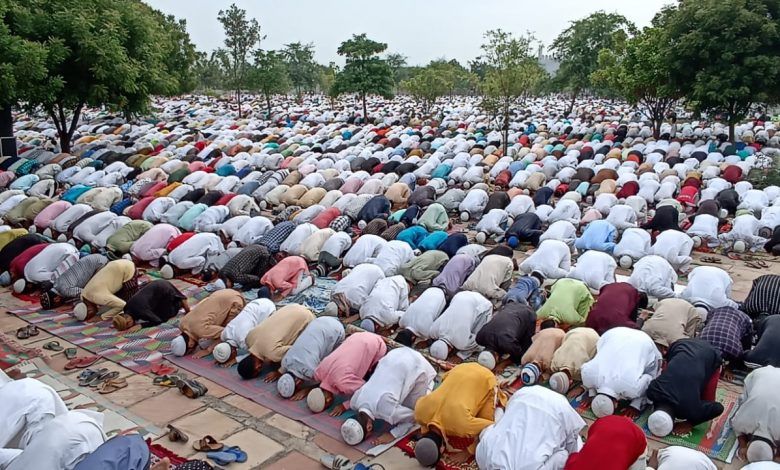 अकीदत से अदा की ईद-उल-अजहा की नमाज; मुल्क में अमन व शांति के लिए उठे हाथ 1 114 10