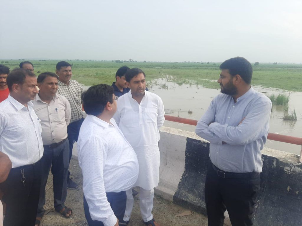 राज्य मार्ग-147 के जक्ंशन पर गंगा नदी के धारा परिवर्तन व यकाएक अधिक डिस्चार्ज आ जाने के कारण हो गया कटान 5 115 40