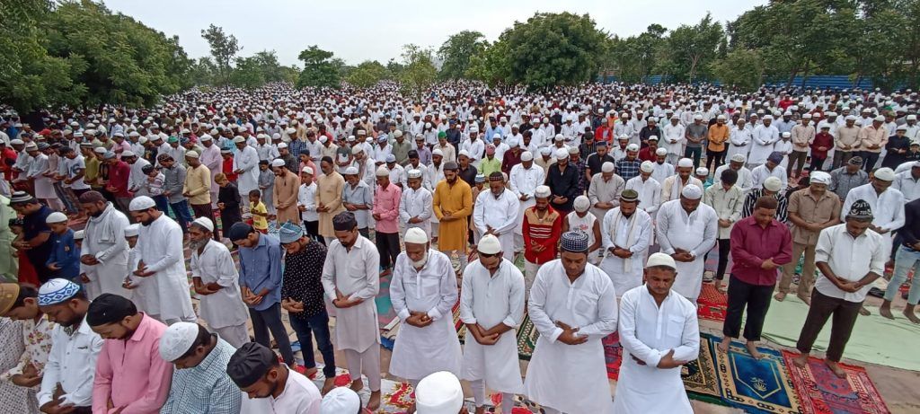 अकीदत से अदा की ईद-उल-अजहा की नमाज; मुल्क में अमन व शांति के लिए उठे हाथ 6 115 8