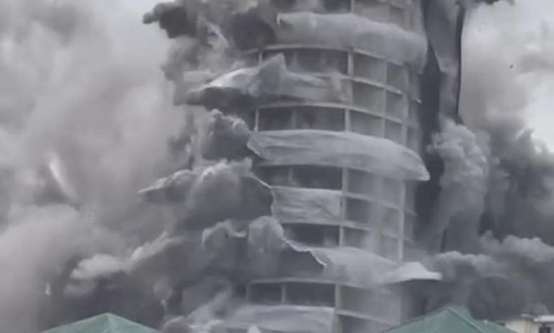 Twin Towers Demolished : धूल के गुब्बारे में डूबा नोएडा, पानी की बौछार शुरू, अथॉरिटी के 1000 कर्मचारी जुटे - 1 111 102