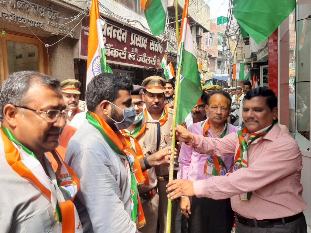 जिलाधिकारी ने मेरठ बुलियन एसोसिएशन द्वारा आयेजित कार्यक्रम में मेरठ के सर्राफा बाजार से हर घर तिरंगा अभियान का किया शुभारंभ 2 111 22