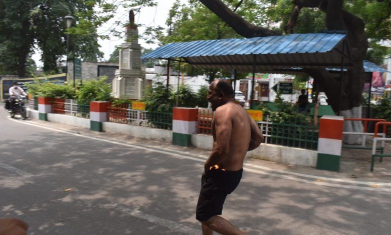 मेरठ कमिश्नरी कार्यालय के सामने युवक ने किया आत्मदाह का प्रयास 1 111 23