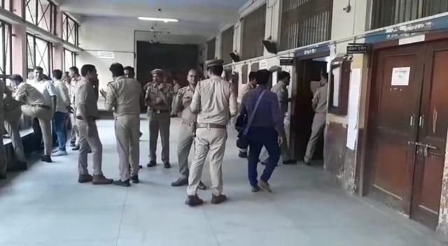 मेरठ में अधिवक्ता की पिटाई करने वाले पर फूटा वकीलों का गुस्सा, पुलिस कस्टडी में जमकर पीटा 2 111 24