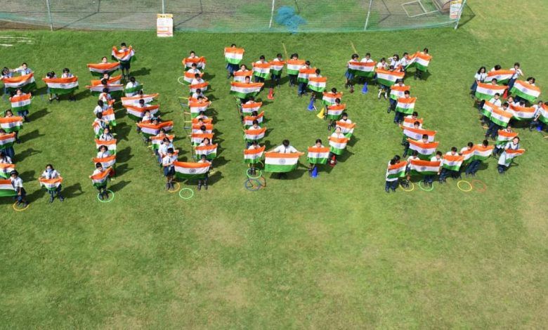 विद्या बाल भवन में बच्चों ने तिरंगे से बनाई इंडिया की आकृति 1 111 35