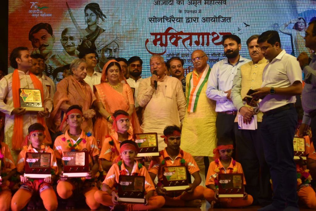 ज्ञात अज्ञात महापुरूषों को समर्पित पुस्तिका ‘‘नमन‘‘ का पदमश्री मालिनी अवस्थी ने किया विमोचन 3 111 47