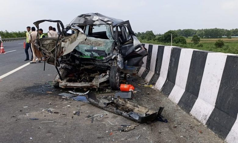 दिल्ली मेरठ एक्सप्रेस-वे : ट्रक-कार की टक्कर में 4 लोगों की मौके पर हुई मौत 1 111 79