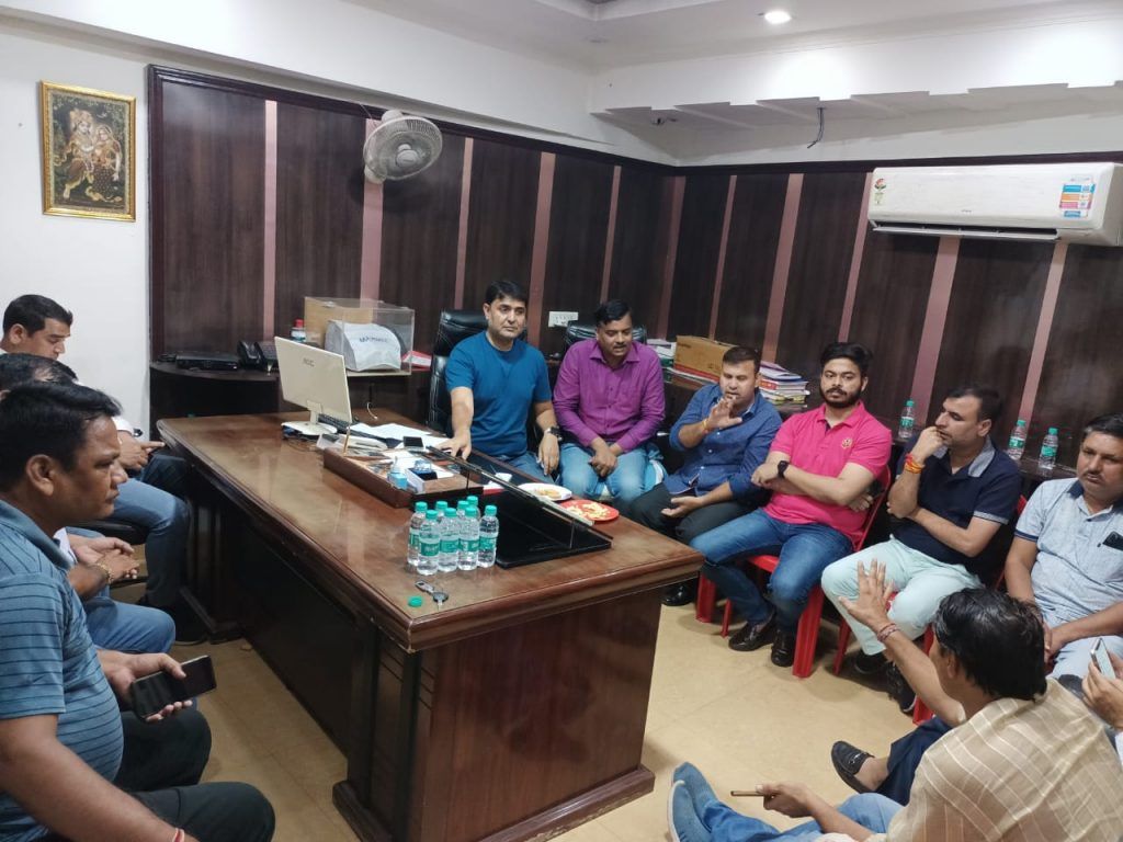 श्रीकांत त्यागी प्रकरण : प्रहलादगढ़ी, मकनपुर व वसुन्धरा के त्यागी व भूमिहार समाज की एक संयुक्त बैठक का आयोजन 2 111 83