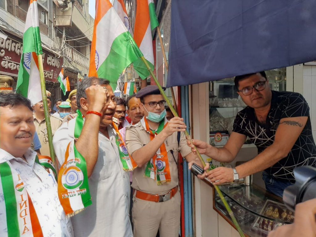 जिलाधिकारी ने मेरठ बुलियन एसोसिएशन द्वारा आयेजित कार्यक्रम में मेरठ के सर्राफा बाजार से हर घर तिरंगा अभियान का किया शुभारंभ 3 112 13