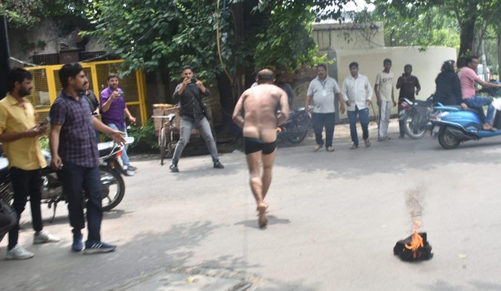 मेरठ कमिश्नरी कार्यालय के सामने युवक ने किया आत्मदाह का प्रयास 2 112 14