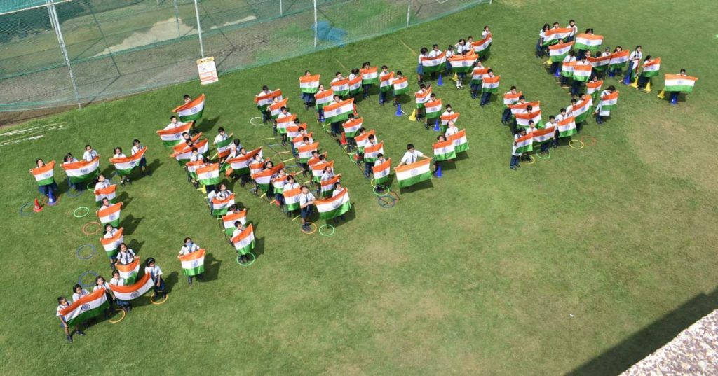 विद्या बाल भवन में बच्चों ने तिरंगे से बनाई इंडिया की आकृति 2 112 21