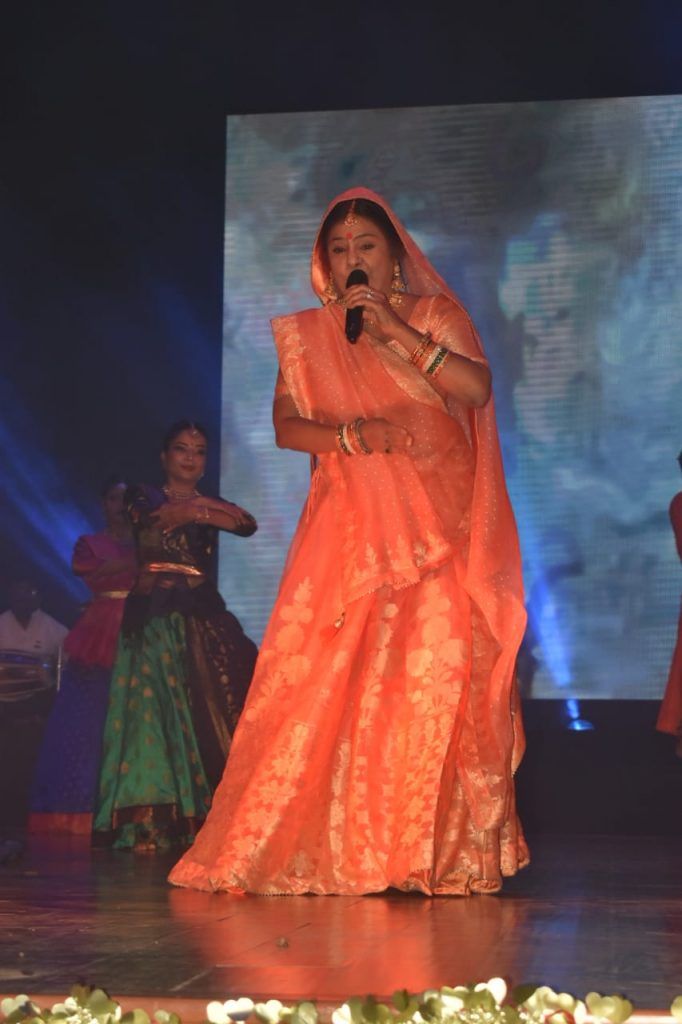 ज्ञात अज्ञात महापुरूषों को समर्पित पुस्तिका ‘‘नमन‘‘ का पदमश्री मालिनी अवस्थी ने किया विमोचन 11 112 27