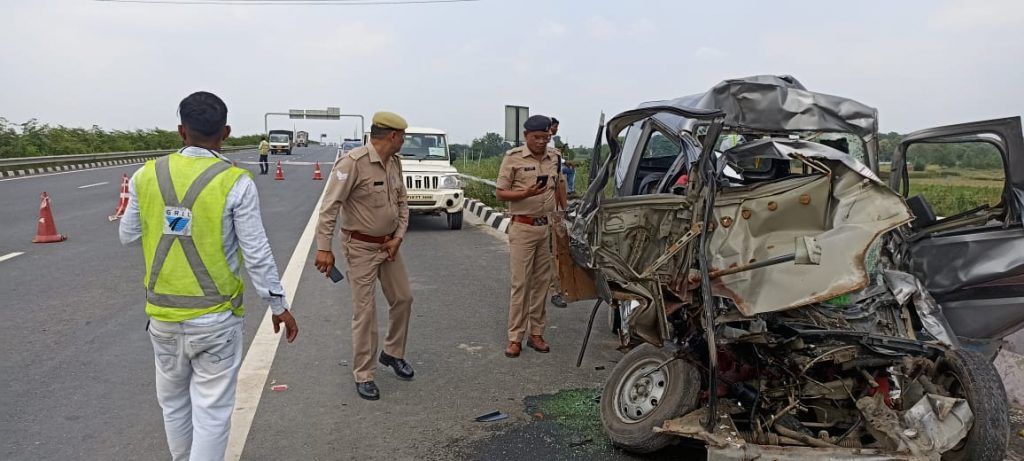 दिल्ली मेरठ एक्सप्रेस-वे : ट्रक-कार की टक्कर में 4 लोगों की मौके पर हुई मौत 2 112 54