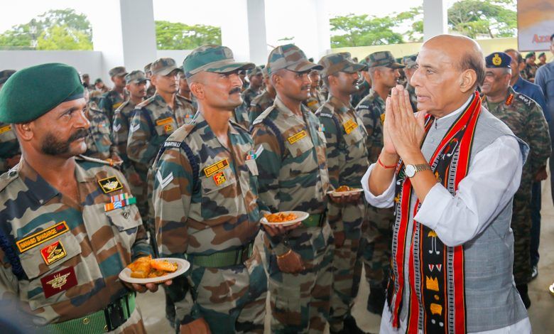 रक्षा मंत्री राजनाथ सिंह ने मणिपुर में मुख्यालय महानिरीक्षक असम राइफल्स (दक्षिण) में सैन्य कर्मियों से बातचीत की 1 112 6