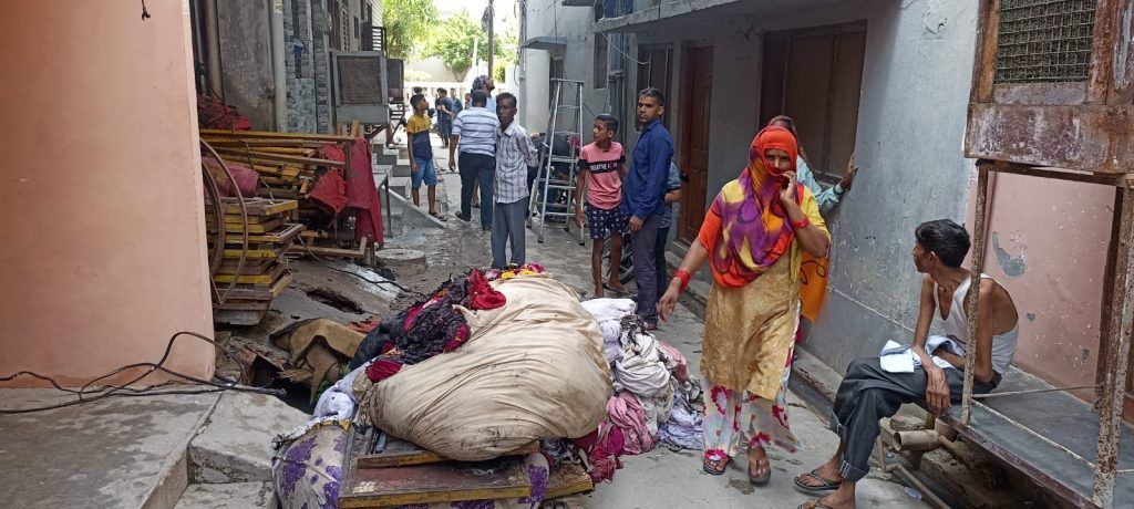गाजियाबाद : आग लगने से एक ही परिवार के तीन सदस्यों की दर्दनाक मौत 3 112 60