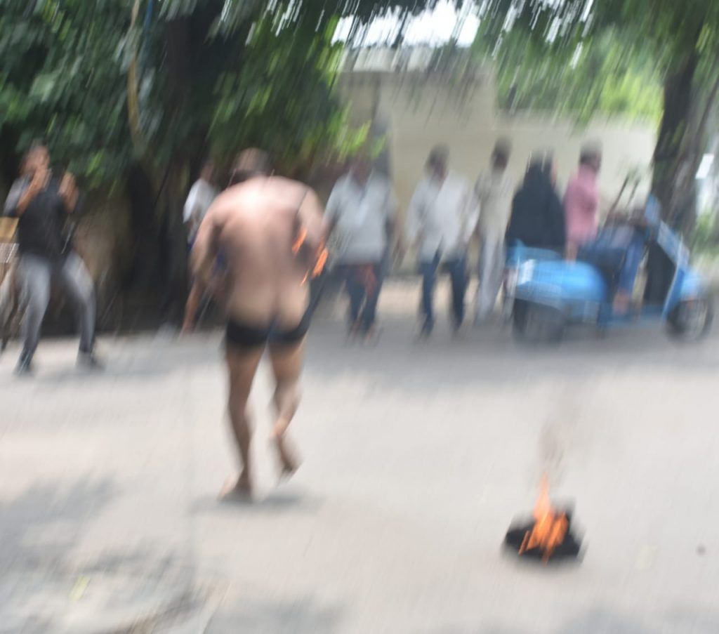 मेरठ कमिश्नरी कार्यालय के सामने युवक ने किया आत्मदाह का प्रयास 3 113 10