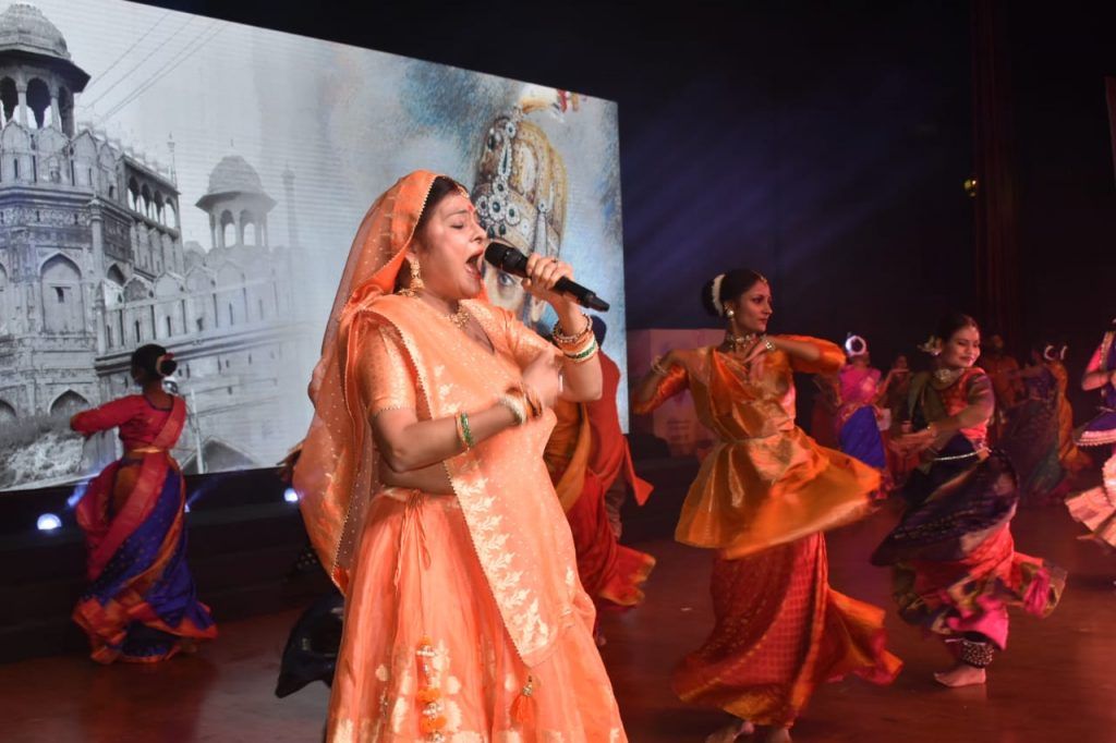 ज्ञात अज्ञात महापुरूषों को समर्पित पुस्तिका ‘‘नमन‘‘ का पदमश्री मालिनी अवस्थी ने किया विमोचन 4 113 17