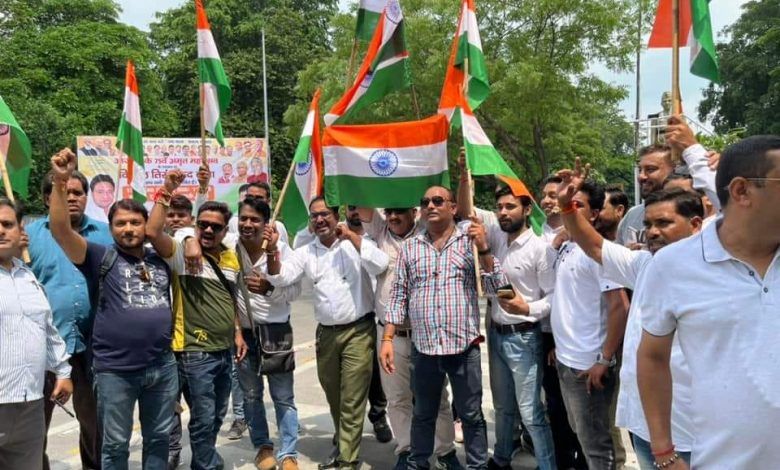 आजादी का अमृत महोत्सव: मेरठ में पत्रकारों ने 'तिरंगा बाइक रैली' निकाली 1 113 27
