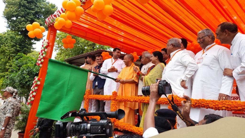 CM योगी आदित्यनाथ पहुंचे मेरठ 3 113 51