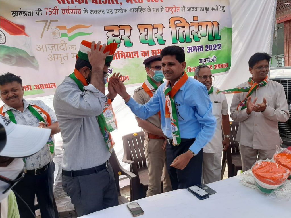 जिलाधिकारी ने मेरठ बुलियन एसोसिएशन द्वारा आयेजित कार्यक्रम में मेरठ के सर्राफा बाजार से हर घर तिरंगा अभियान का किया शुभारंभ 4 113 9