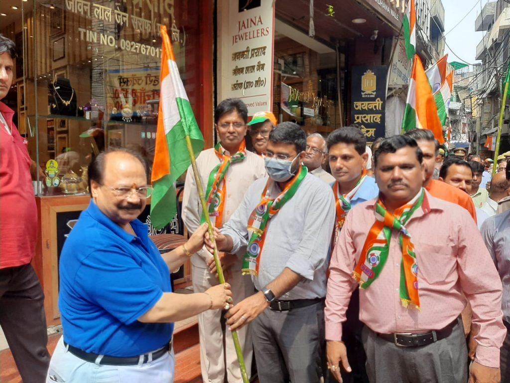 जिलाधिकारी ने मेरठ बुलियन एसोसिएशन द्वारा आयेजित कार्यक्रम में मेरठ के सर्राफा बाजार से हर घर तिरंगा अभियान का किया शुभारंभ 5 114 5