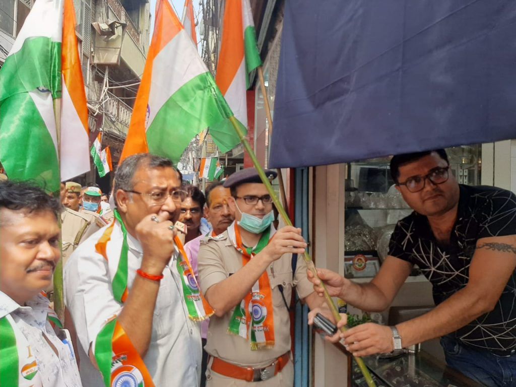 जिलाधिकारी ने मेरठ बुलियन एसोसिएशन द्वारा आयेजित कार्यक्रम में मेरठ के सर्राफा बाजार से हर घर तिरंगा अभियान का किया शुभारंभ 6 115 5