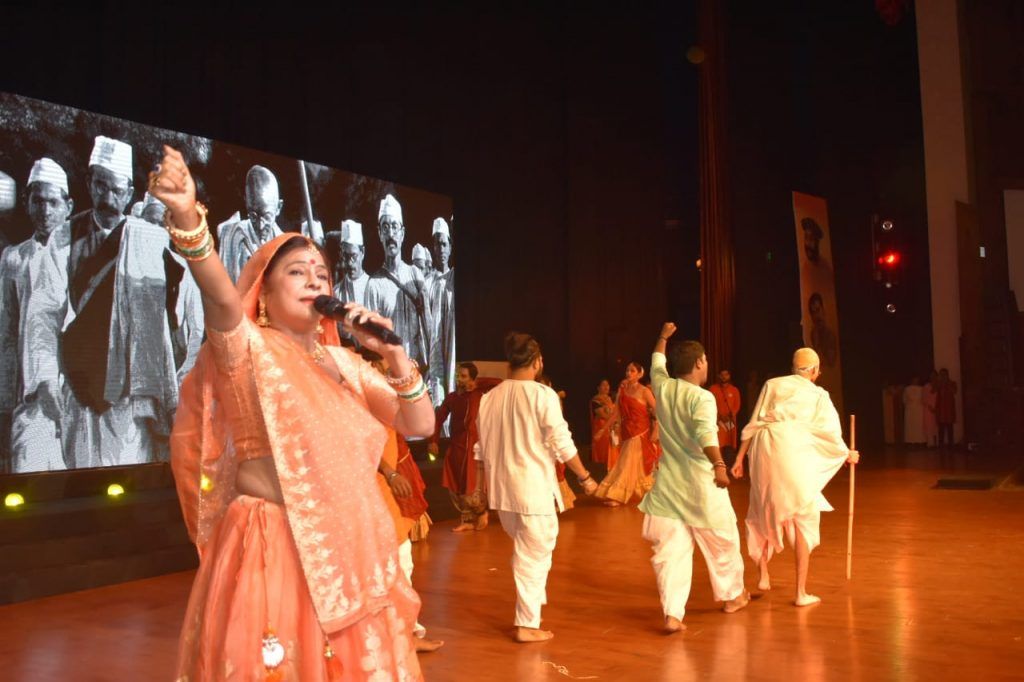 ज्ञात अज्ञात महापुरूषों को समर्पित पुस्तिका ‘‘नमन‘‘ का पदमश्री मालिनी अवस्थी ने किया विमोचन 5 115 9