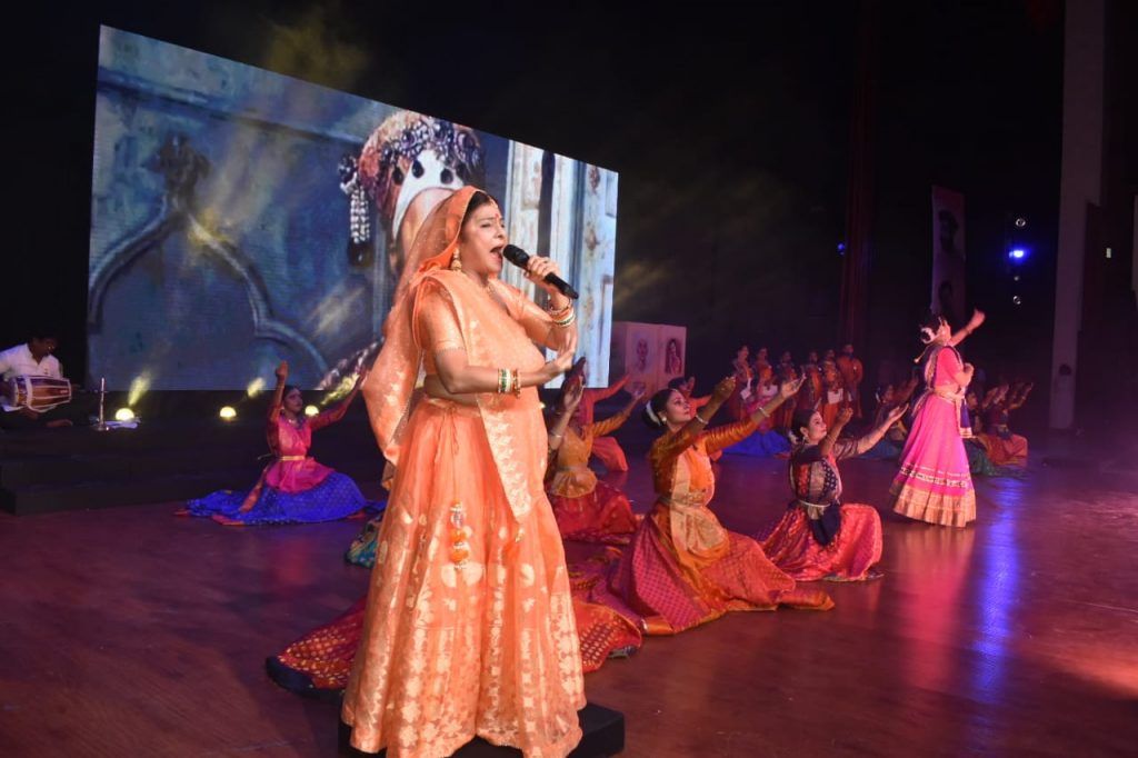 ज्ञात अज्ञात महापुरूषों को समर्पित पुस्तिका ‘‘नमन‘‘ का पदमश्री मालिनी अवस्थी ने किया विमोचन 6 116 4