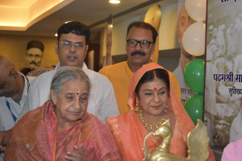 ज्ञात अज्ञात महापुरूषों को समर्पित पुस्तिका ‘‘नमन‘‘ का पदमश्री मालिनी अवस्थी ने किया विमोचन 7 117 3