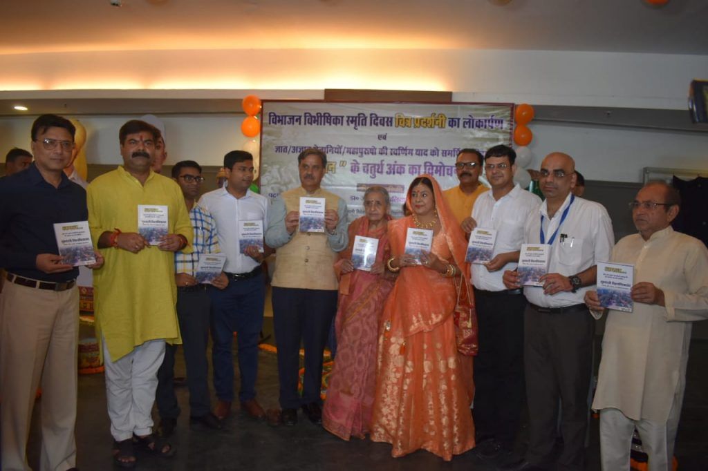 ज्ञात अज्ञात महापुरूषों को समर्पित पुस्तिका ‘‘नमन‘‘ का पदमश्री मालिनी अवस्थी ने किया विमोचन 8 118 1
