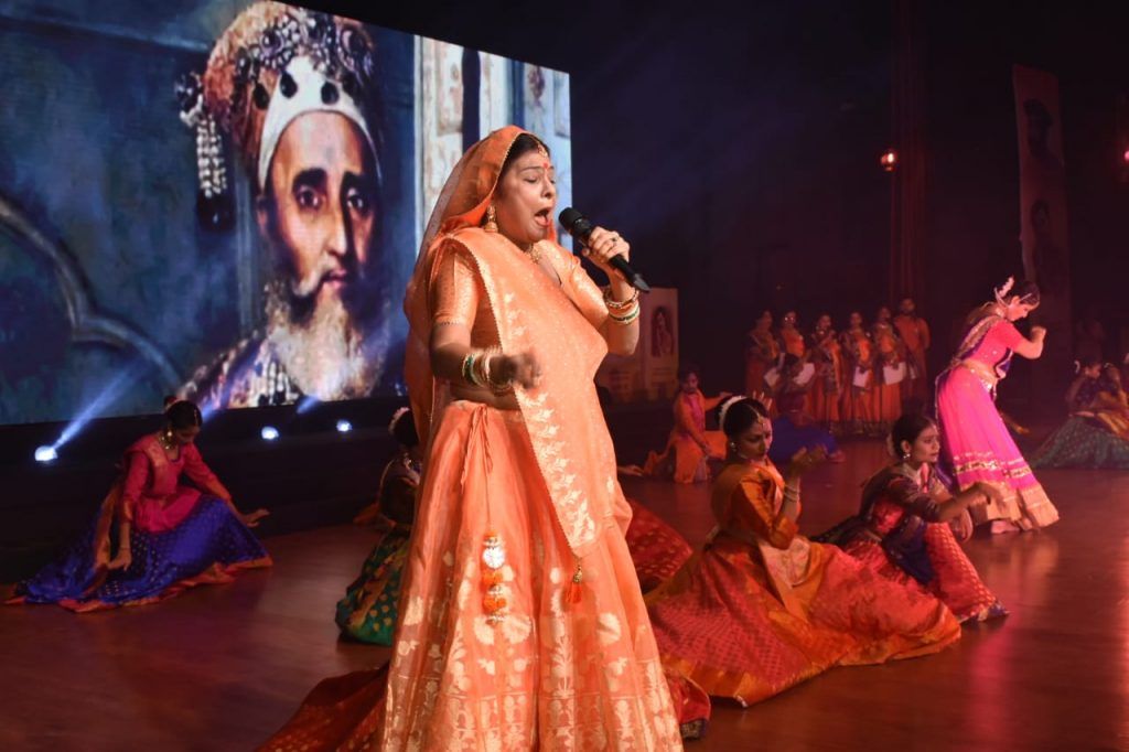 ज्ञात अज्ञात महापुरूषों को समर्पित पुस्तिका ‘‘नमन‘‘ का पदमश्री मालिनी अवस्थी ने किया विमोचन 10 120 1