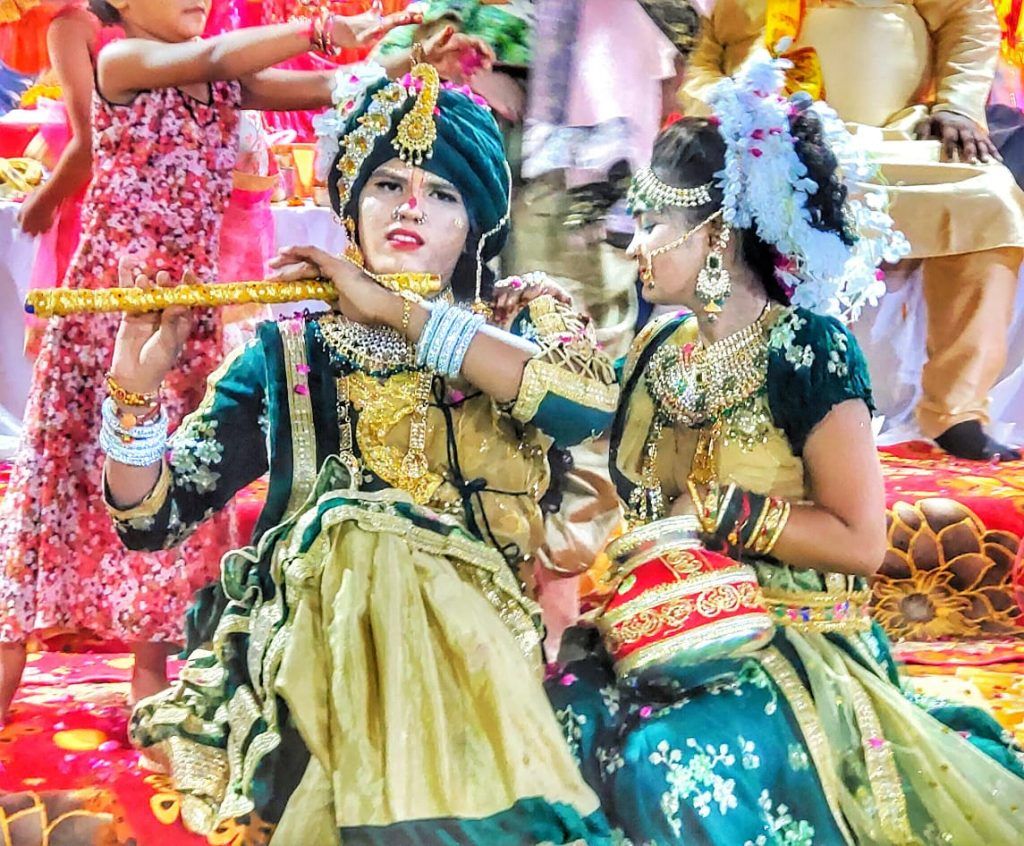 गाज़ियाबाद : कृष्ण भक्ति में झूम उठा गौर कैस्केड्स 22 121 4