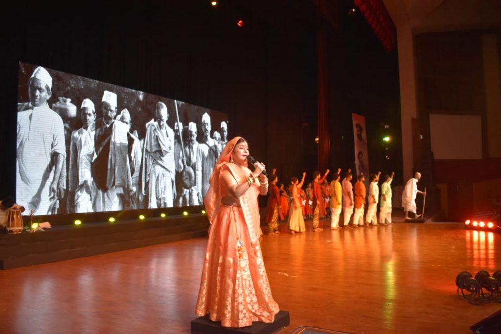 ज्ञात अज्ञात महापुरूषों को समर्पित पुस्तिका ‘‘नमन‘‘ का पदमश्री मालिनी अवस्थी ने किया विमोचन 12 122 1