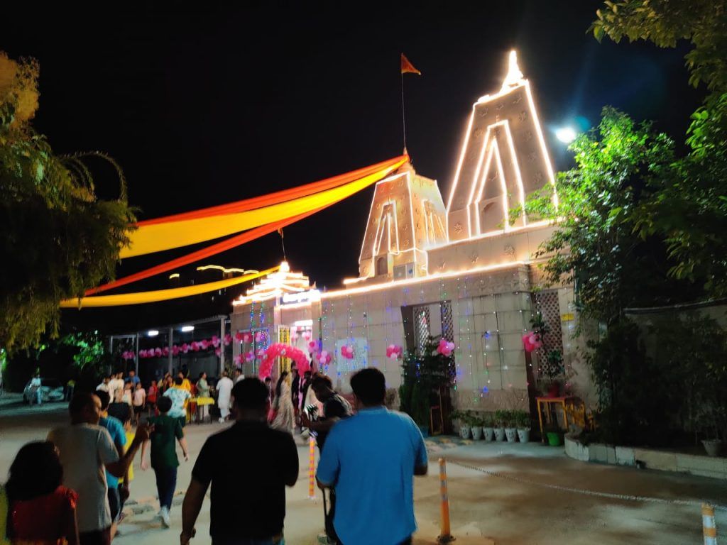 गाज़ियाबाद : कृष्ण भक्ति में झूम उठा गौर कैस्केड्स 7 122 4