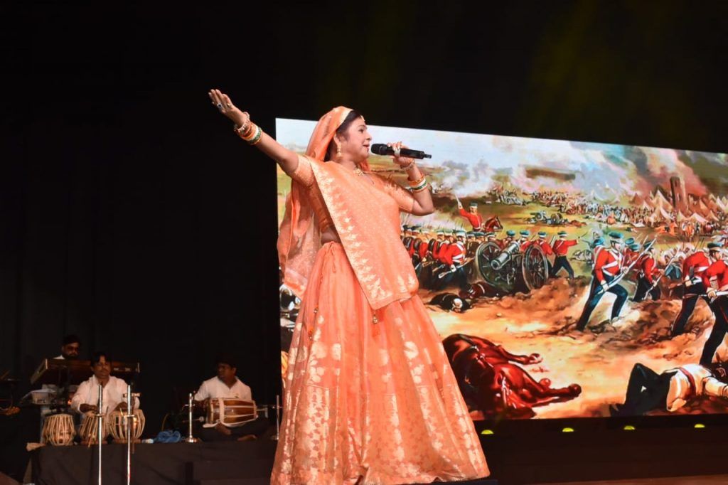 ज्ञात अज्ञात महापुरूषों को समर्पित पुस्तिका ‘‘नमन‘‘ का पदमश्री मालिनी अवस्थी ने किया विमोचन 13 123 1