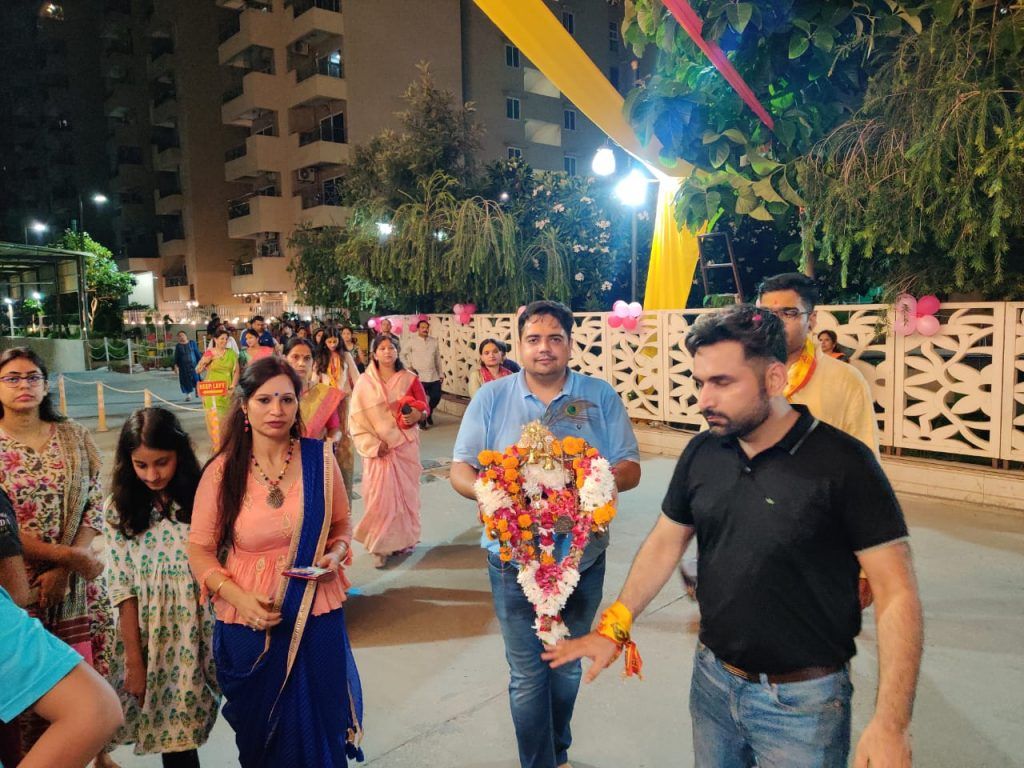 गाज़ियाबाद : कृष्ण भक्ति में झूम उठा गौर कैस्केड्स 6 123 2