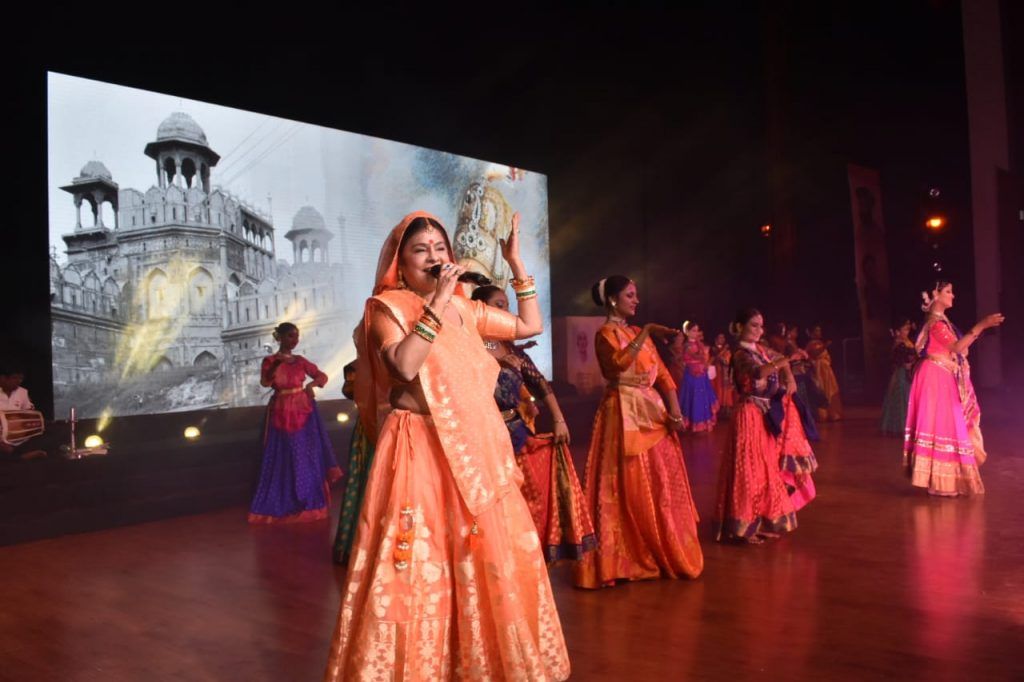 ज्ञात अज्ञात महापुरूषों को समर्पित पुस्तिका ‘‘नमन‘‘ का पदमश्री मालिनी अवस्थी ने किया विमोचन 14 124 1