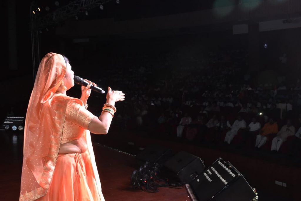 ज्ञात अज्ञात महापुरूषों को समर्पित पुस्तिका ‘‘नमन‘‘ का पदमश्री मालिनी अवस्थी ने किया विमोचन 15 125 1